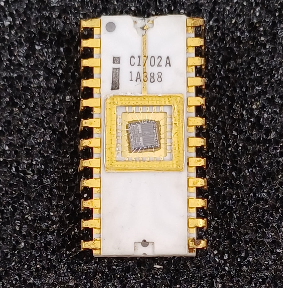 Intel C1702A 2048-bit (256 x 8) Static EPROM in White Ceramic - Early Style - Upper Print & Earth Strap - Rare