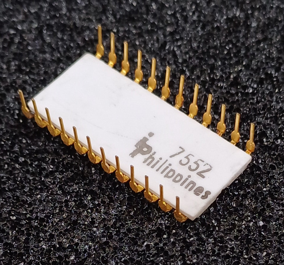 Intel C1702A 2048-bit (256 x 8) Static EPROM in White Ceramic - Early Style - Upper Print & Earth Strap - Rare