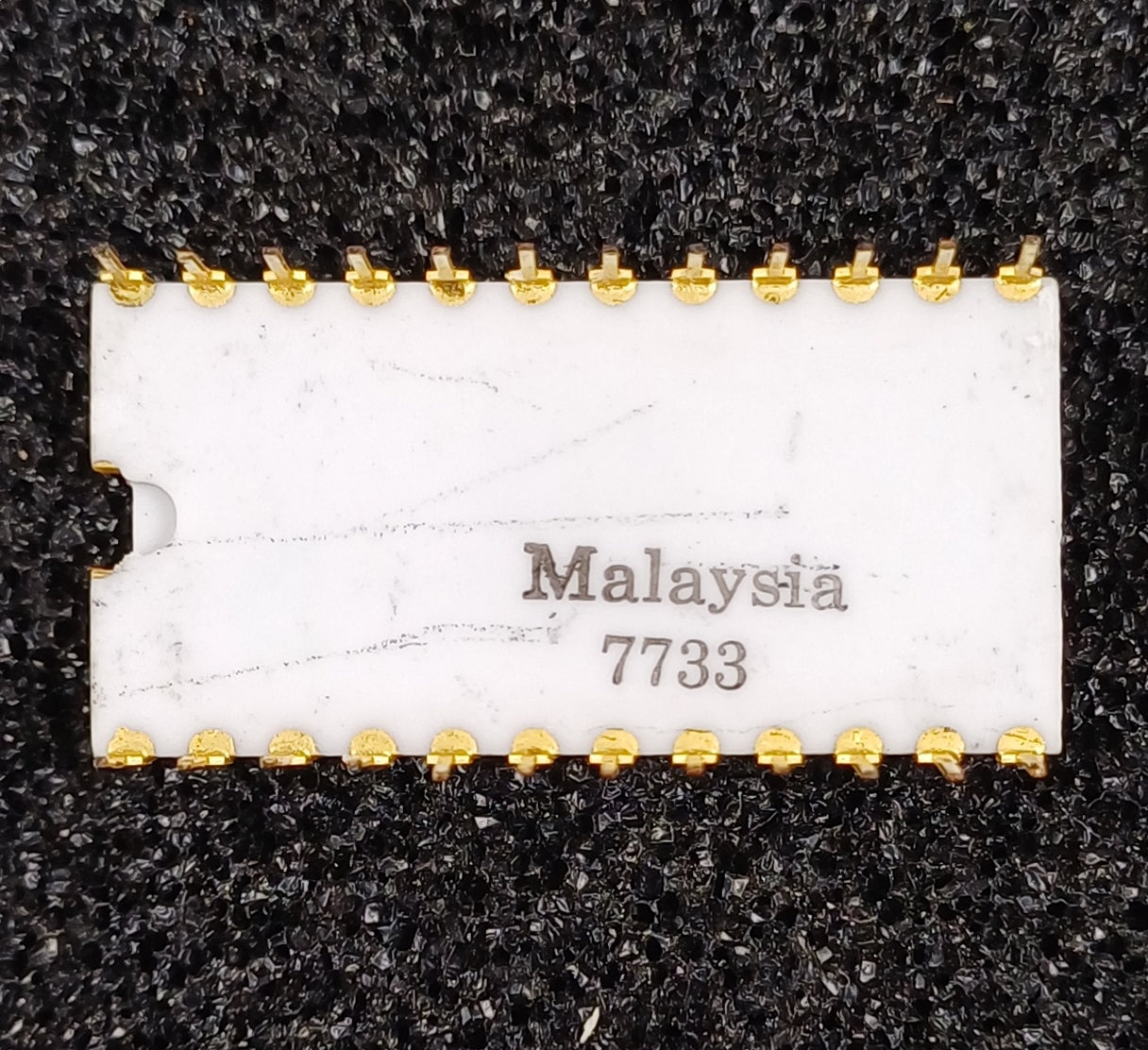 Intel C1702A 2048-bit (256 x 8) Static EPROM in White Ceramic - Later Style - Lower Print - Upper Earth Strap - Rare