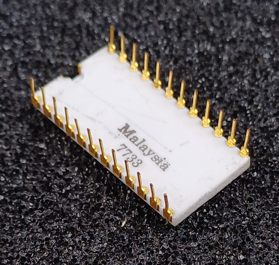 Intel C1702A 2048-bit (256 x 8) Static EPROM in White Ceramic - Later Style - Lower Print - Upper Earth Strap - Rare