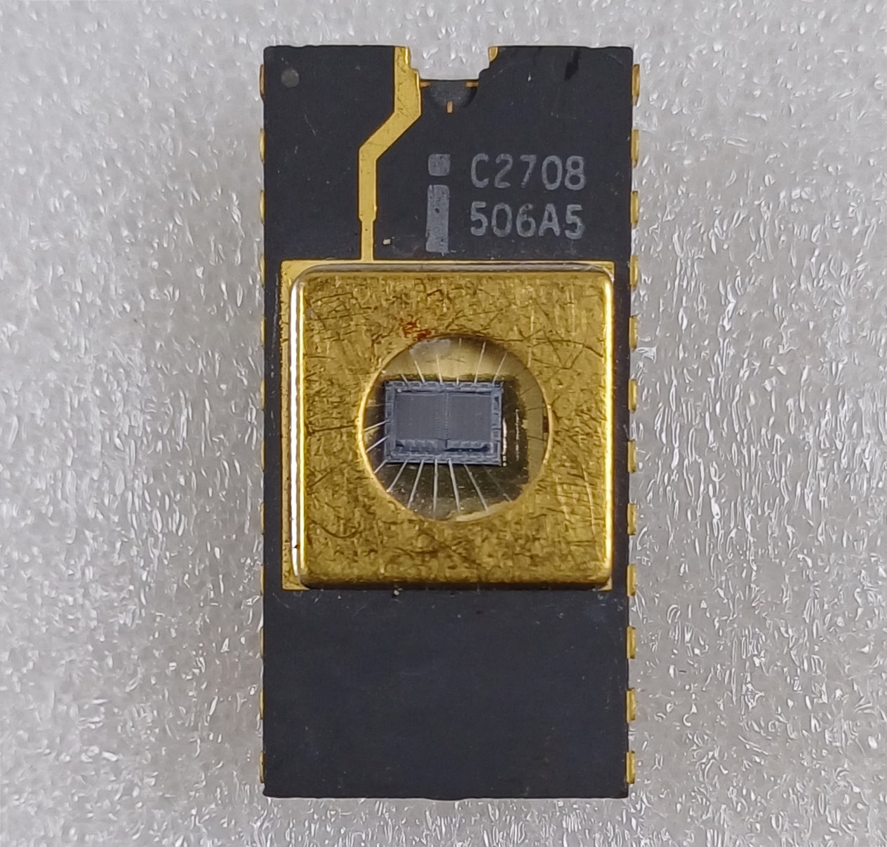 Intel C2708 8192-bit (1024 x 8) EPROM in Gray Ceramic package, offset gold cap ground strap and gold pins - No copyright - Very Rare