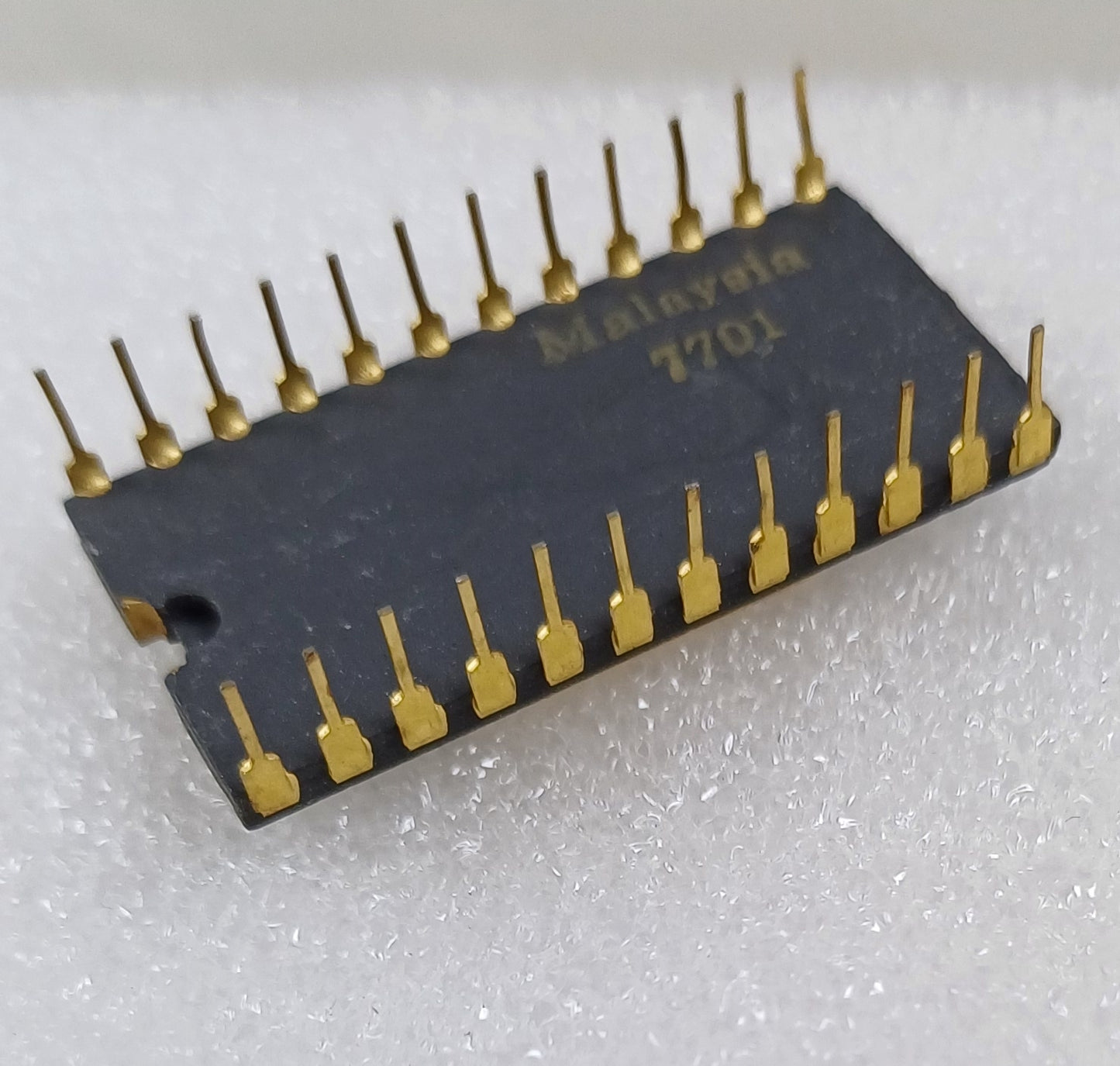 Intel C2708 8192-bit (1024 x 8) EPROM in Gray Ceramic package, offset gold cap ground strap and gold pins - No copyright - Very Rare
