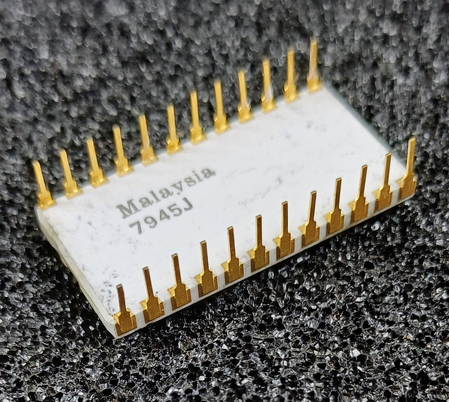 Intel C2708 8192-bit (1024 x 8) EPROM in White Ceramic package, gold cap ground strap and gold pins - Rare