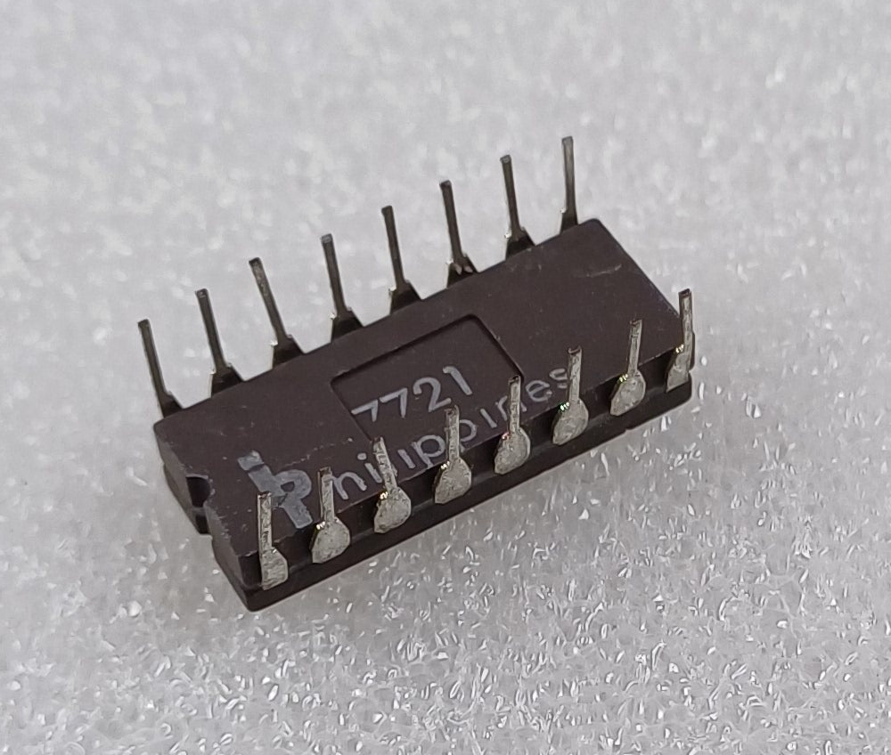 Intel D2102A 1024-bit (1024 x 1) NMOS Static RAM Chip w/Separate I/O and a Stepping Spec of S1298 in Gray Ceramic - Customer Sample - Extremely Rare