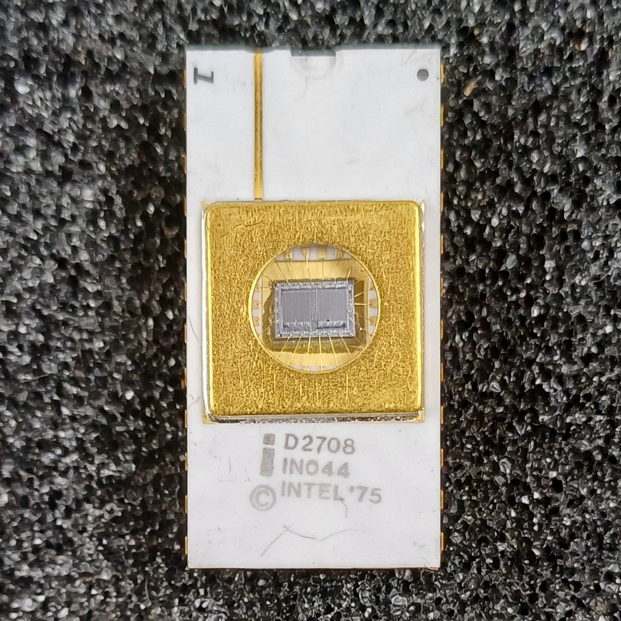Intel D2708 8192-bit (1024 x 8) EPROM in White Ceramic package with ground strap and gold pins - Extremely Rare "D" Version