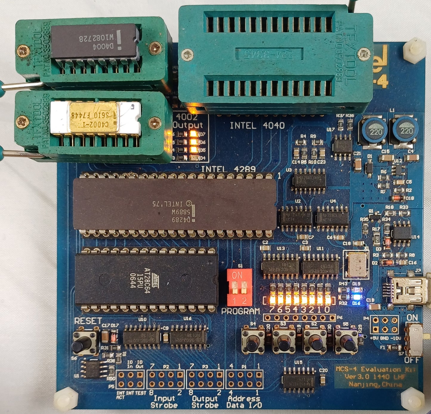 Intel D4004 4-bit Central Processing Unit (CPU), Intel's 1st Microprocessor