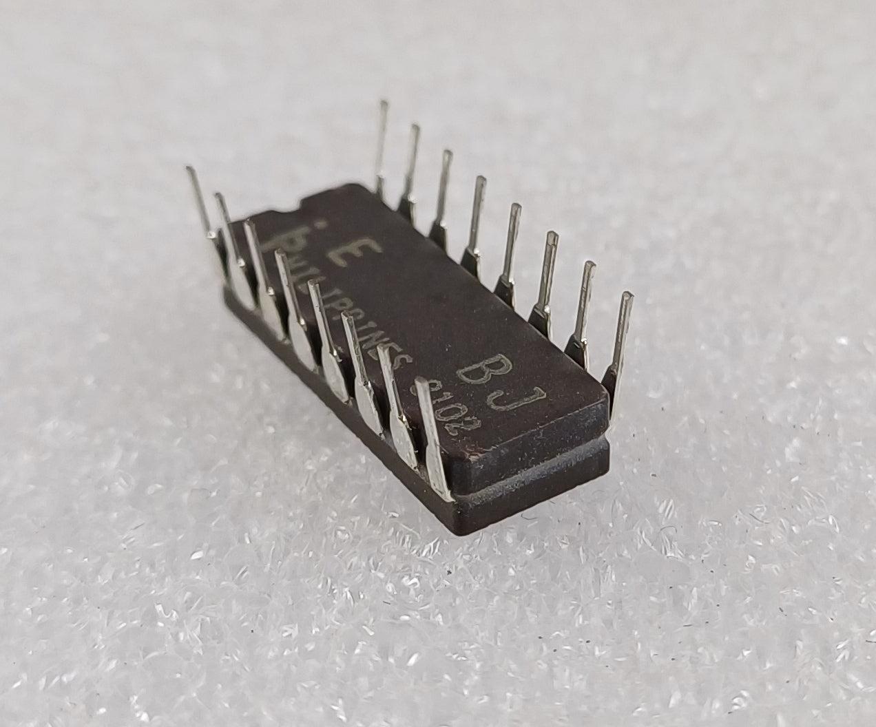 Intel D4004 4-bit Central Processing Unit (CPU), Intel's 1st Microprocessor