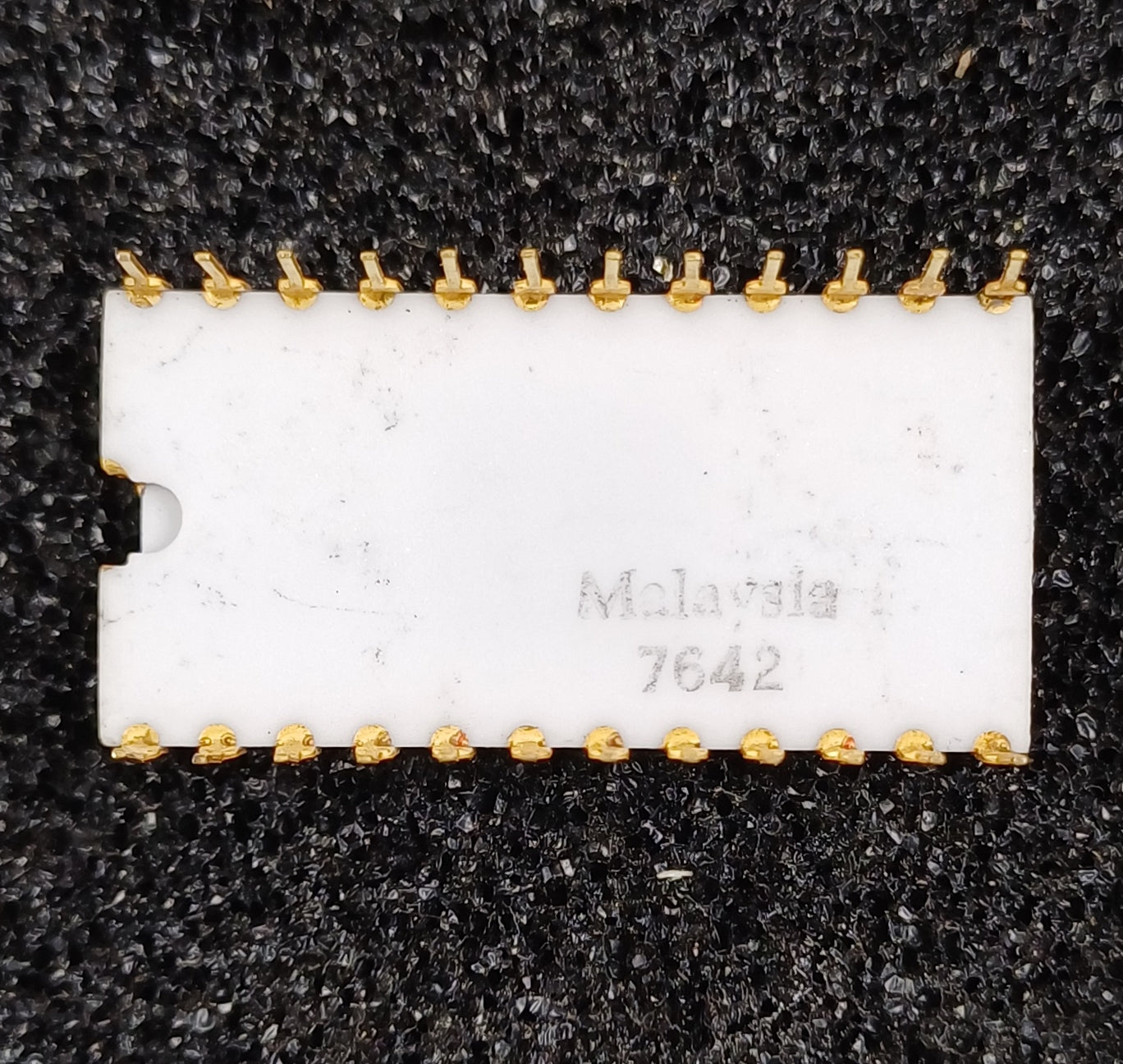 Intel HC2708 C2708 8192-bit (1024 x 8) EPROM in White Ceramic package with offset ground strap and gold pins - Double Markings Extremely Rare