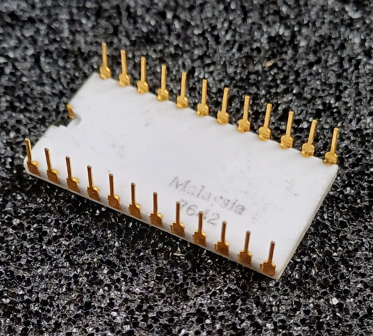 Intel HC2708 C2708 8192-bit (1024 x 8) EPROM in White Ceramic package with offset ground strap and gold pins - Double Markings Extremely Rare