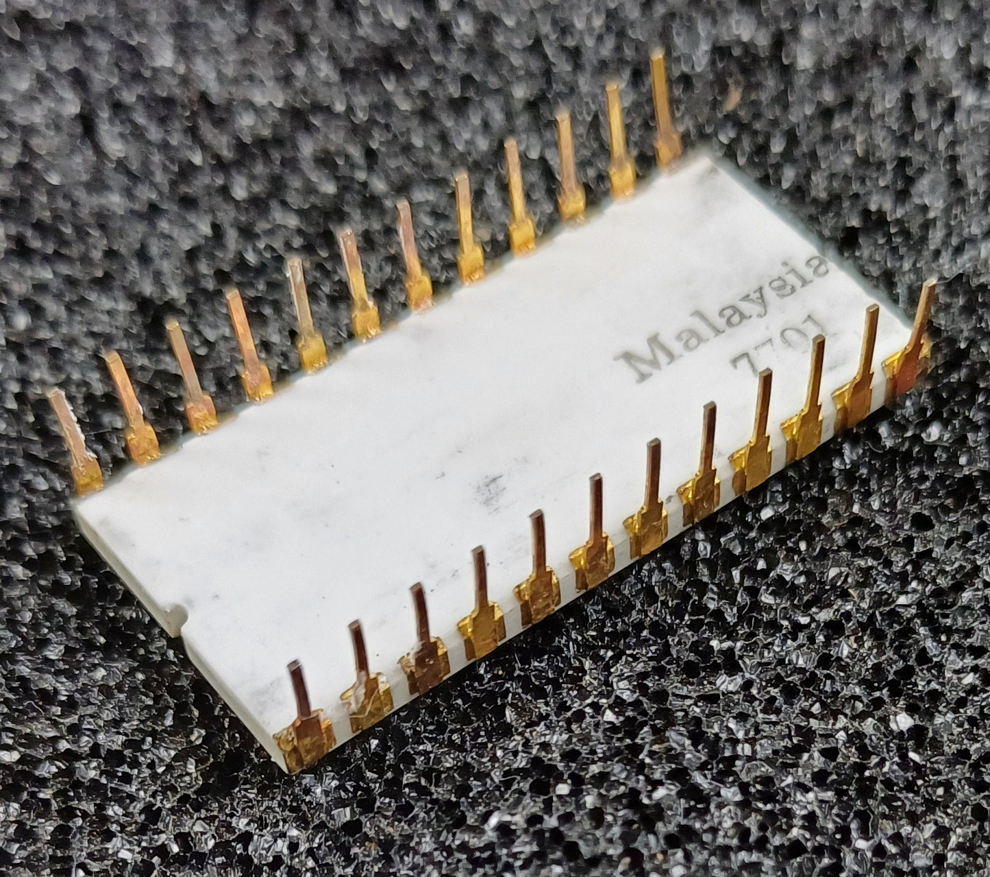 Intel HC2708 8192-bit (1024 x 8) EPROM in White Ceramic package With gold cap and gold pins - Very Rare