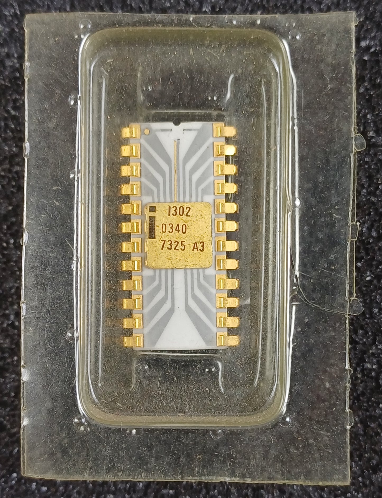 Intel 1302 2048-bit (256 x 8) Static ROM in White Ceramic with Gray Traces-Extremely Rare