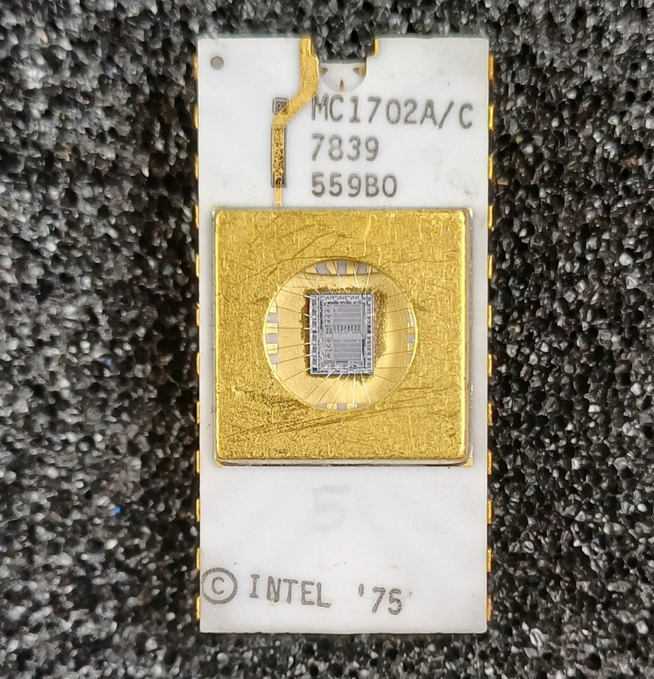 Intel Military Spec MC1702A/C 2048-bit (256 x 8) Static EPROM in White Ceramic - Later Style - Upper Print & Earth Strap - Very Rare