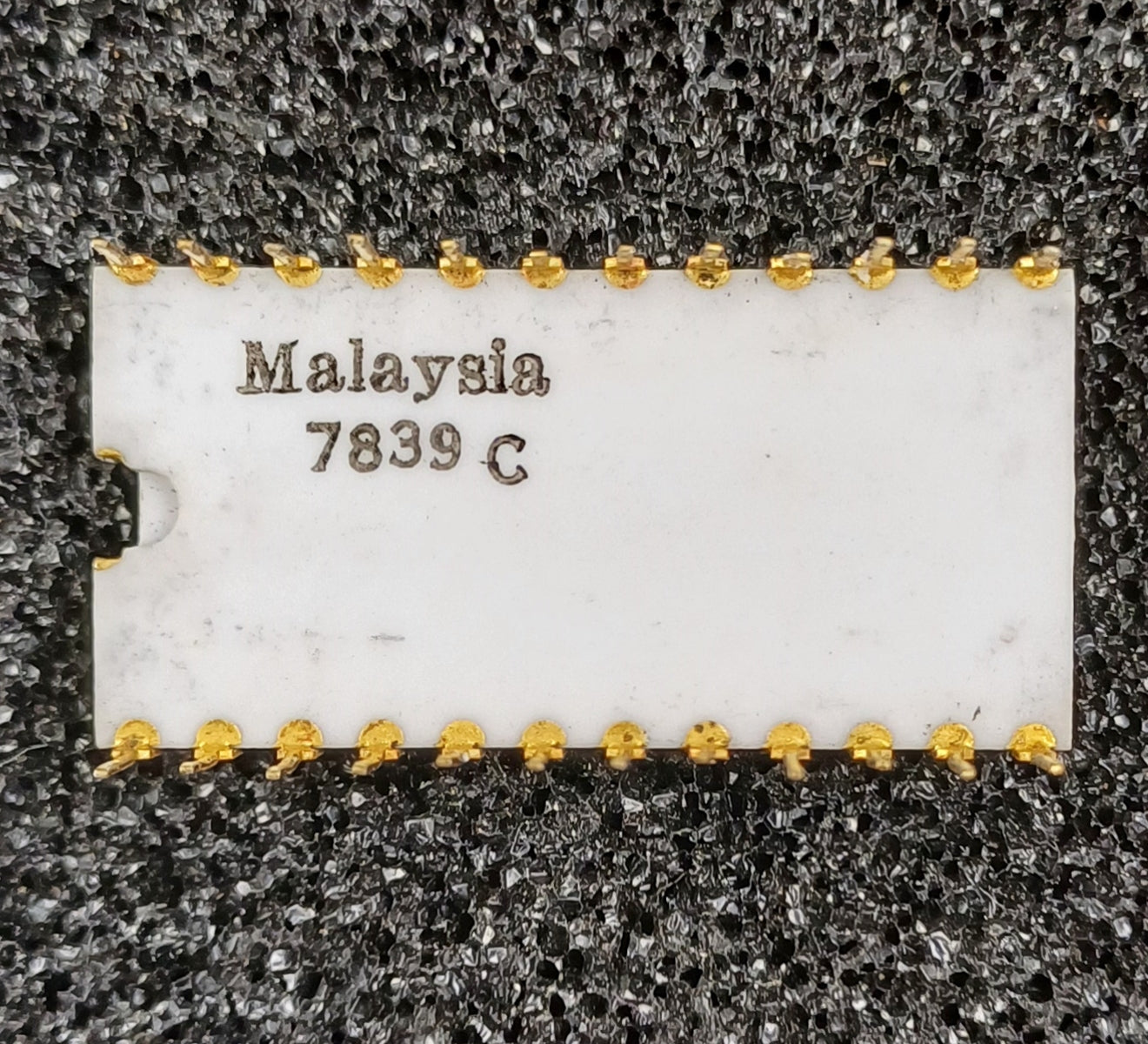 Intel Military Spec MC1702A/C 2048-bit (256 x 8) Static EPROM in White Ceramic - Later Style - Upper Print & Earth Strap - Very Rare