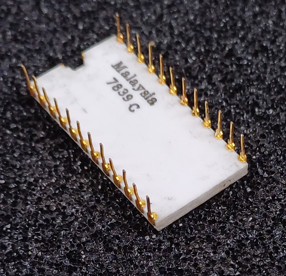Intel Military Spec MC1702A/C 2048-bit (256 x 8) Static EPROM in White Ceramic - Later Style - Upper Print & Earth Strap - Very Rare