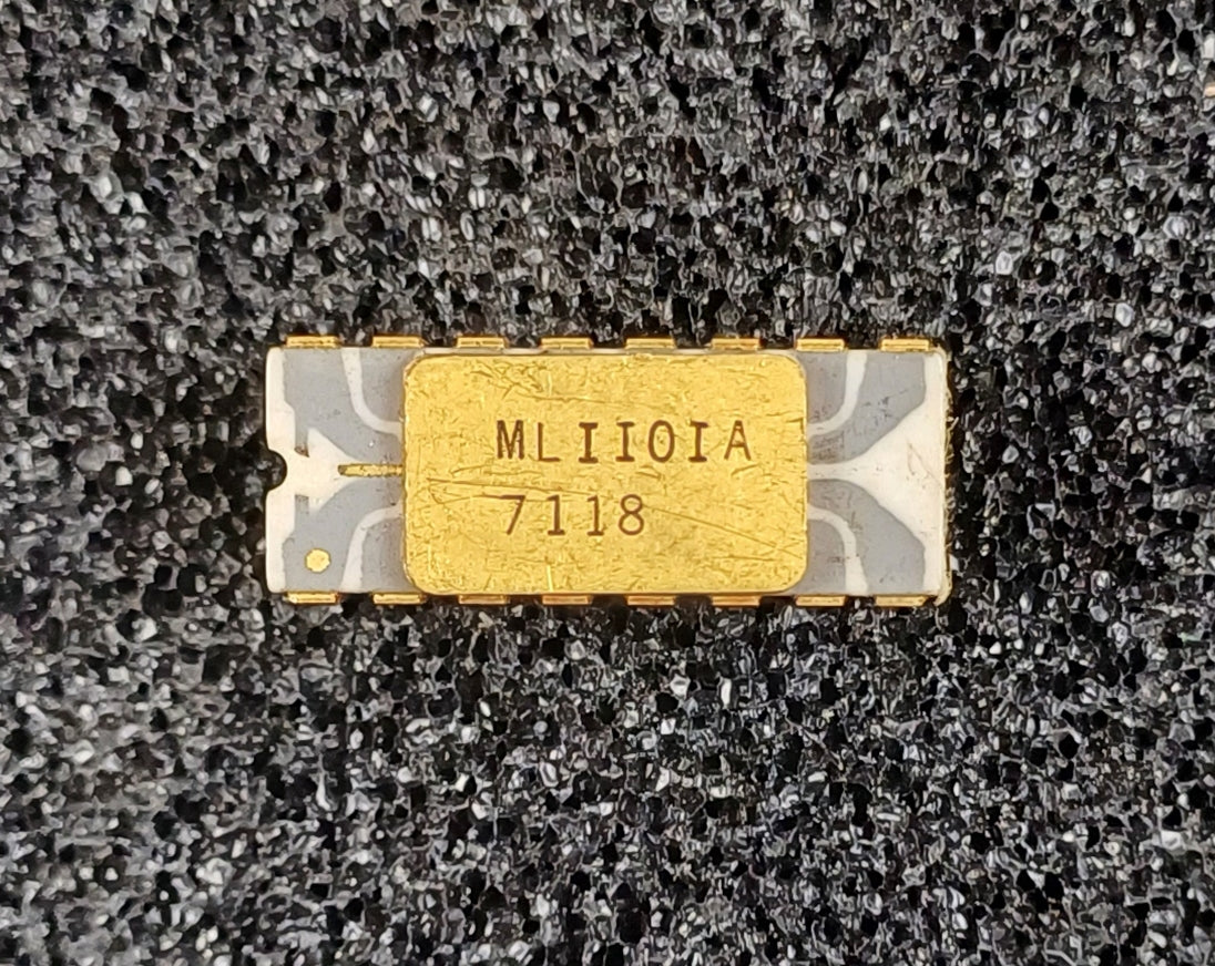 Microsystems ML1101A 256-Bit SRAM in an Extremely Rare White Ceramic with Gray Traces DIP