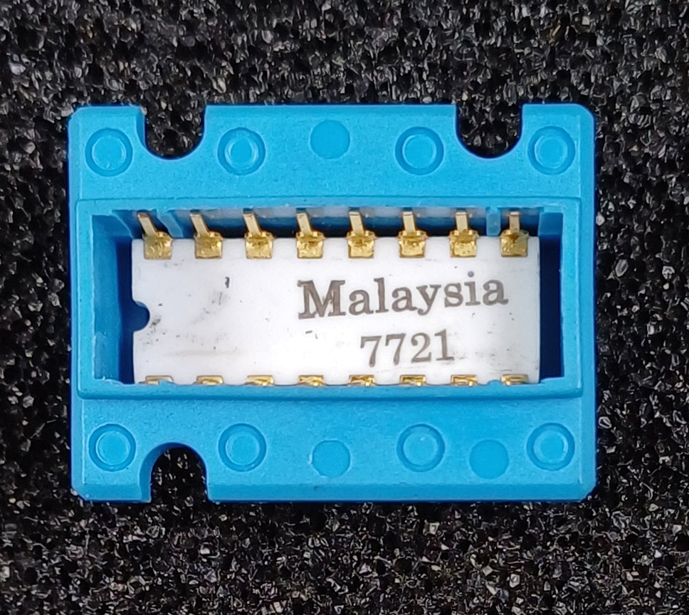 Intel C1402A 1024-Bit (256 x 4) PMOS Shift Register in White Ceramic - New in Holder - Rare