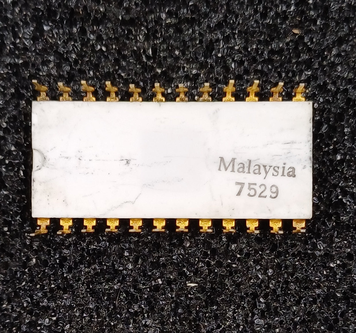 Intel C2708 8192-bit (1024 x 8) EPROM in White Ceramic package with ground strap and gold pins - Early Version - No Copyright - Very Rare