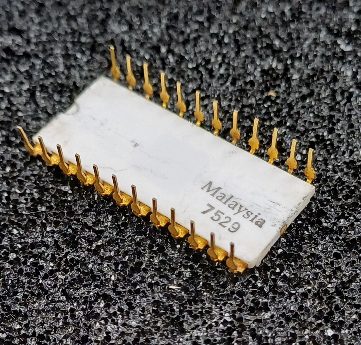 Intel C2708 8192-bit (1024 x 8) EPROM in White Ceramic package with ground strap and gold pins - Early Version - No Copyright - Very Rare