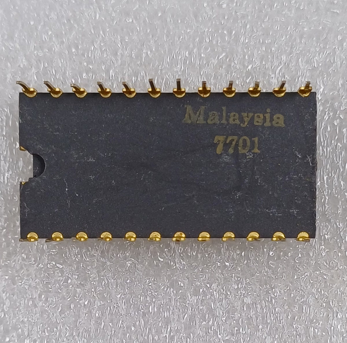 Intel C2708 8192-bit (1024 x 8) EPROM in Gray Ceramic package, offset gold cap ground strap and gold pins - No copyright - Very Rare
