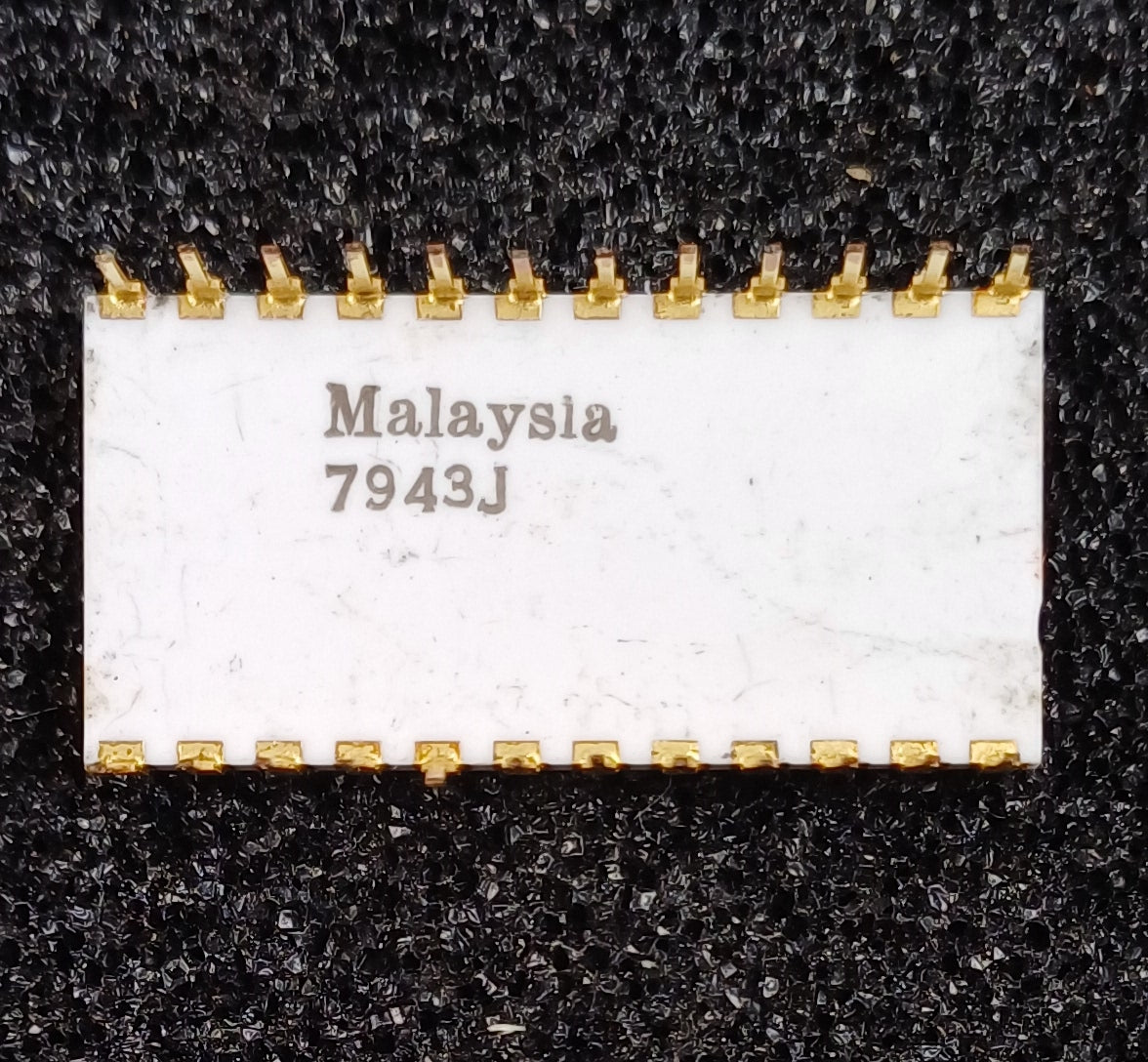 Intel D2708 8192-bit (1024 x 8) EPROM in White Ceramic package with ground strap and gold pins - Extremely Rare "D" Version