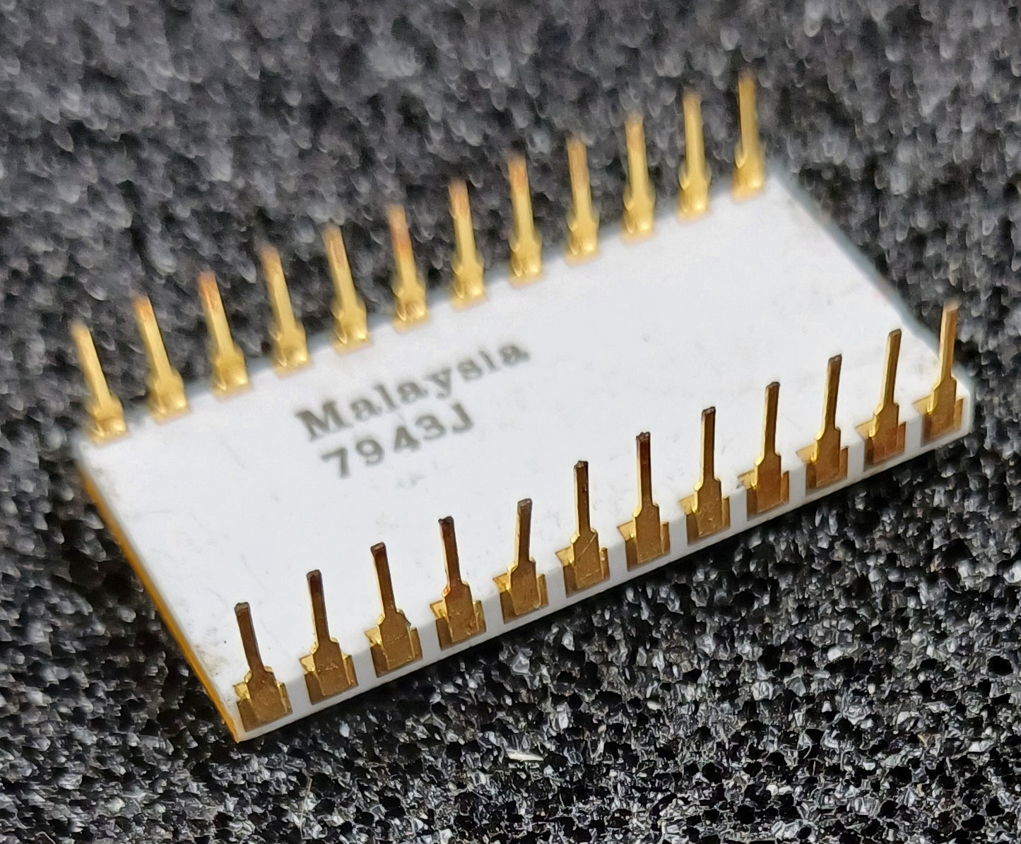 Intel D2708 8192-bit (1024 x 8) EPROM in White Ceramic package with ground strap and gold pins - Extremely Rare "D" Version