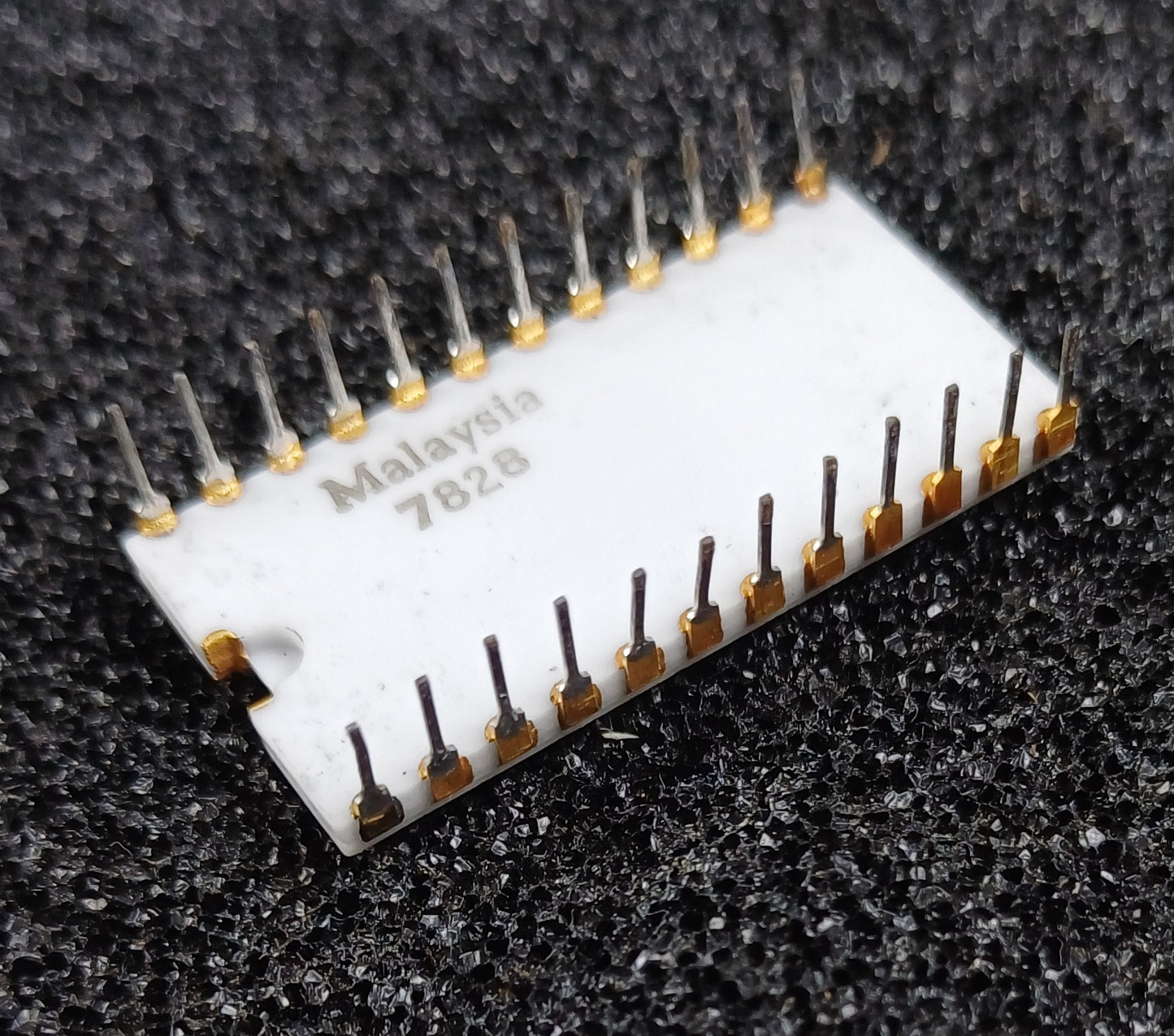 Intel MC2708/B 8192-bit (1024 x 8) EPROM in White Ceramic package with offset gold cap ground strap - Military Version - Very Rare